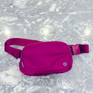 Lululemon Everywhere Belt Bag 1L Wild Berry